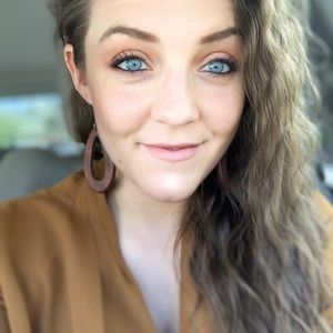 Meet your Posher, Hallie